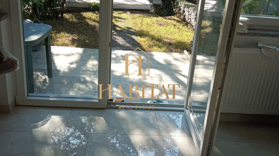 Zagreb&comma; Maksimir&comma; ku&cacute;a u nizu s gara&zcaron;om i dvori&scaron;tem