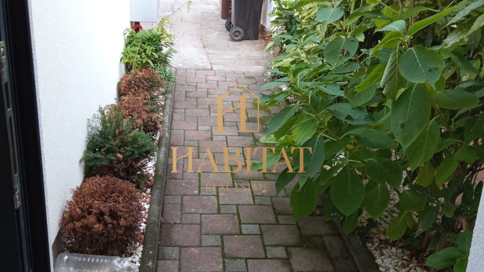 Zagreb&comma; Maksimir&comma; ku&cacute;a u nizu s gara&zcaron;om i dvori&scaron;tem