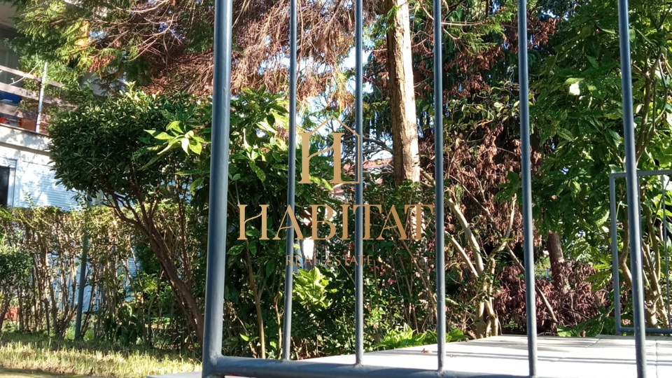 Zagreb&comma; Maksimir&comma; ku&cacute;a u nizu s gara&zcaron;om i dvori&scaron;tem