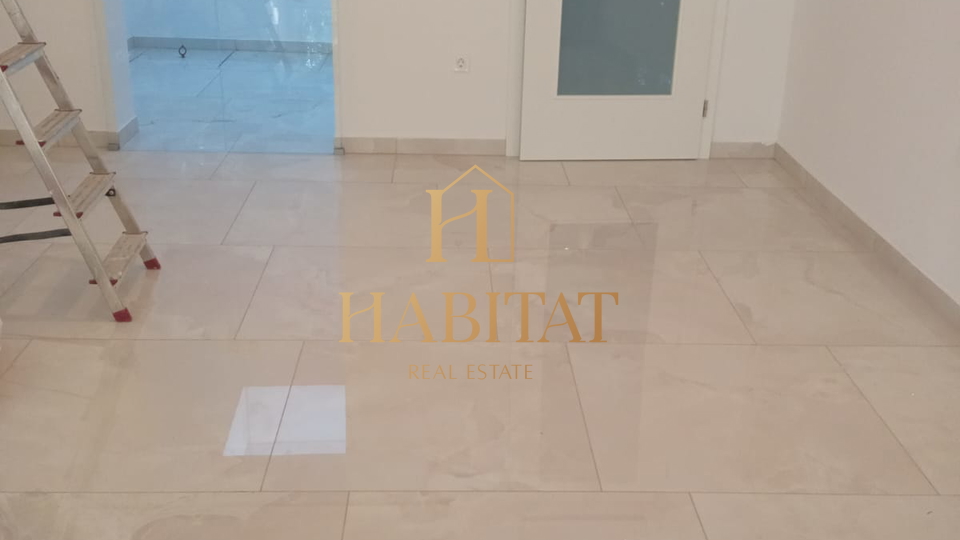 Zagreb&comma; Maksimir&comma; ku&cacute;a u nizu s gara&zcaron;om i dvori&scaron;tem