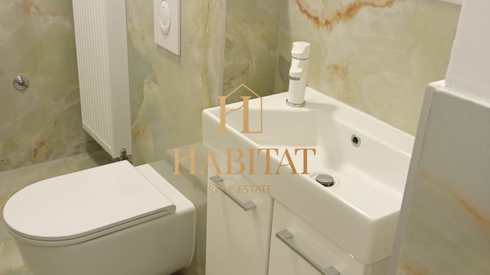 Zagreb&comma; Maksimir&comma; ku&cacute;a u nizu s gara&zcaron;om i dvori&scaron;tem