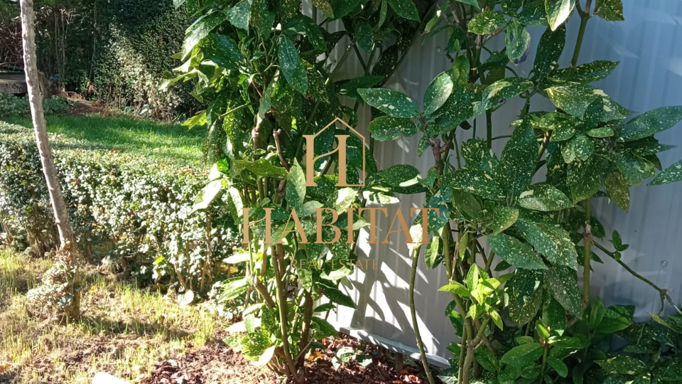 Zagreb&comma; Maksimir&comma; ku&cacute;a u nizu s gara&zcaron;om i dvori&scaron;tem