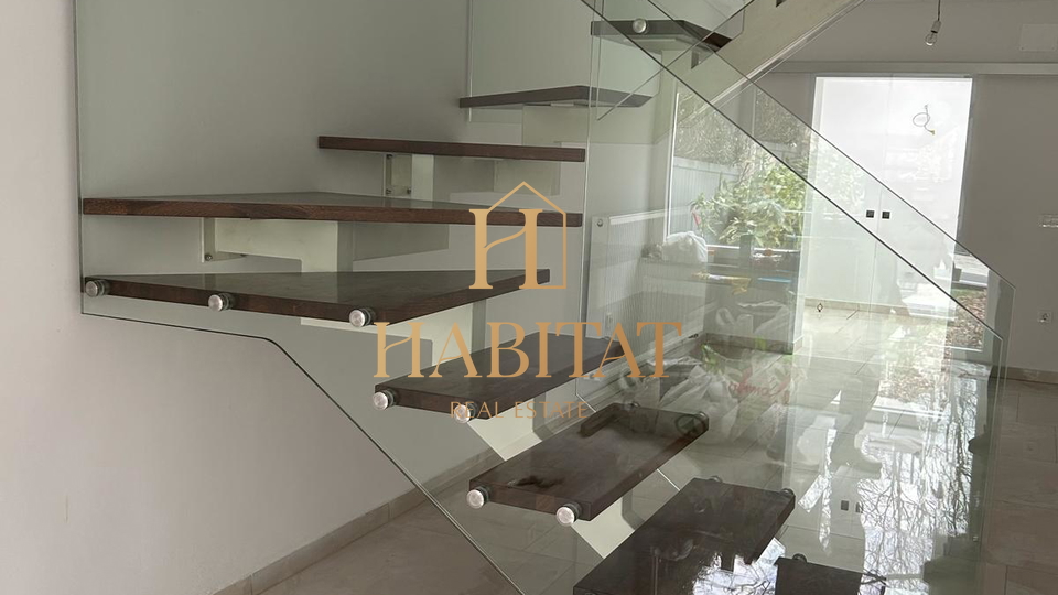 Zagreb&comma; Maksimir&comma; ku&cacute;a u nizu s gara&zcaron;om i dvori&scaron;tem