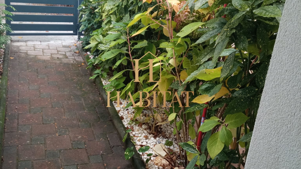 Zagreb&comma; Maksimir&comma; ku&cacute;a u nizu s gara&zcaron;om i dvori&scaron;tem