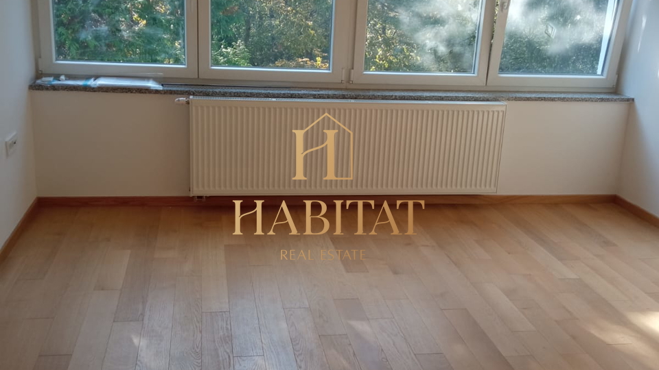 Zagreb&comma; Maksimir&comma; ku&cacute;a u nizu s gara&zcaron;om i dvori&scaron;tem