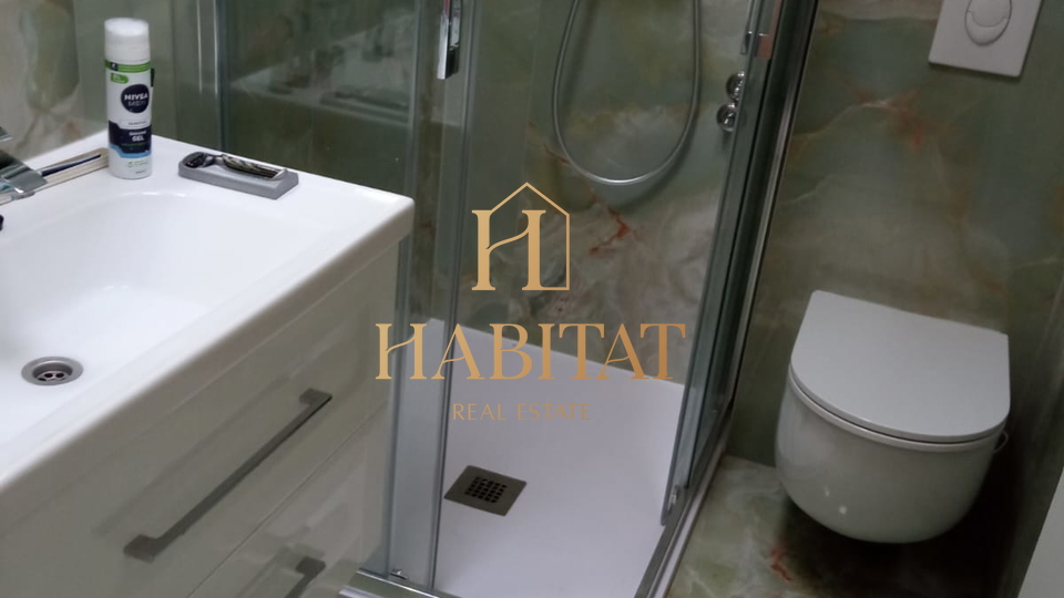 Zagreb&comma; Maksimir&comma; ku&cacute;a u nizu s gara&zcaron;om i dvori&scaron;tem