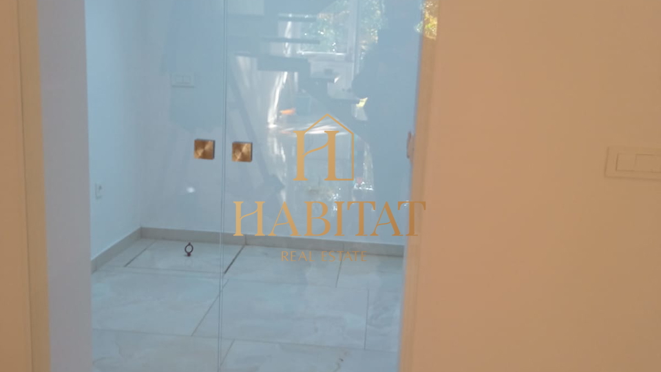 Zagreb&comma; Maksimir&comma; ku&cacute;a u nizu s gara&zcaron;om i dvori&scaron;tem