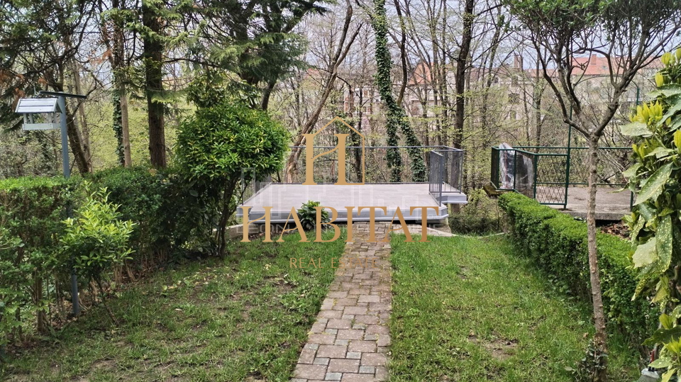 Zagreb&comma; Maksimir&comma; ku&cacute;a u nizu s gara&zcaron;om i dvori&scaron;tem