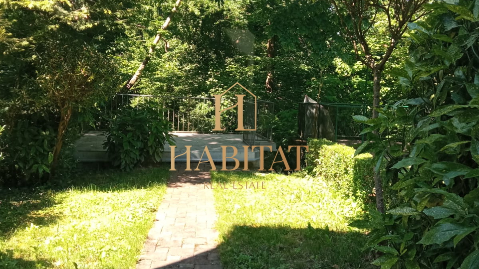 Zagreb&comma; Maksimir&comma; ku&cacute;a u nizu s gara&zcaron;om i dvori&scaron;tem