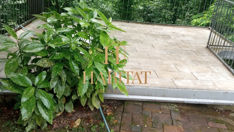 Zagreb&comma; Maksimir&comma; ku&cacute;a u nizu s gara&zcaron;om i dvori&scaron;tem