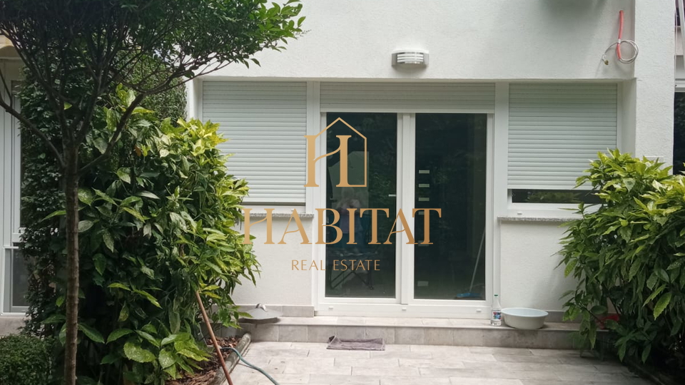 Zagreb&comma; Maksimir&comma; ku&cacute;a u nizu s gara&zcaron;om i dvori&scaron;tem