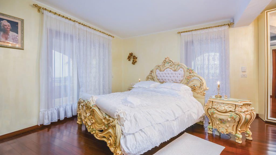 EKSLUZIVNA VILLA SA BAZENOM I PREKRASNIM POGLEDOM  NA MORE&comma; PORE&Ccaron;