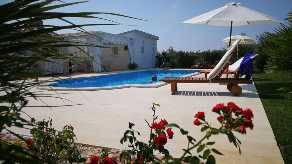 EKSLUZIVNA VILLA SA BAZENOM I PREKRASNIM POGLEDOM  NA MORE&comma; PORE&Ccaron;