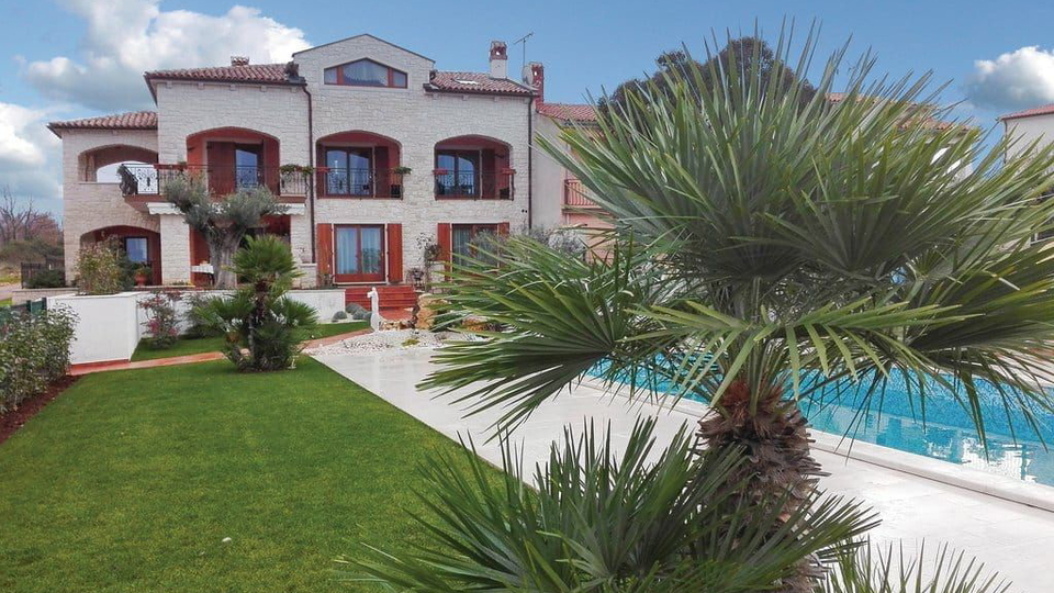 EKSLUZIVNA VILLA SA BAZENOM I PREKRASNIM POGLEDOM  NA MORE&comma; PORE&Ccaron;