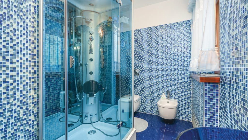 EKSLUZIVNA VILLA SA BAZENOM I PREKRASNIM POGLEDOM  NA MORE&comma; PORE&Ccaron;