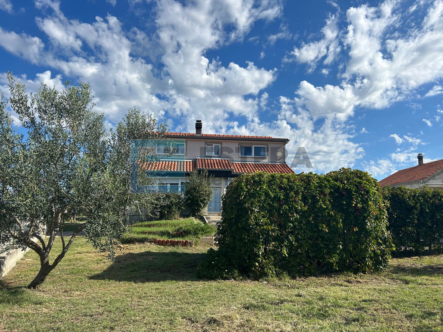 Kuća s bazenom i velikom okućnicom PRODAJA blizina Zadra