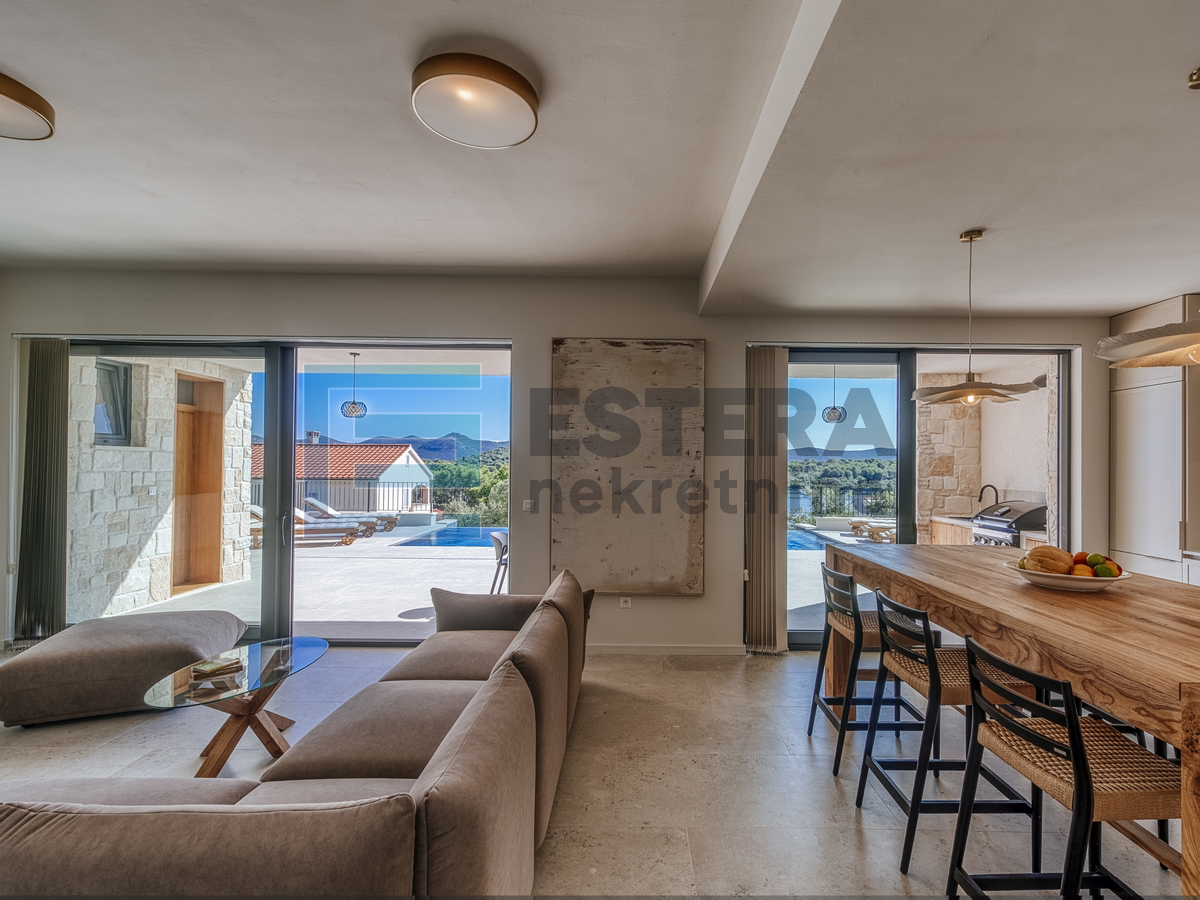 Vila s bazenom i pogledom na more PRODAJA, otok Iž, 100 m od mora