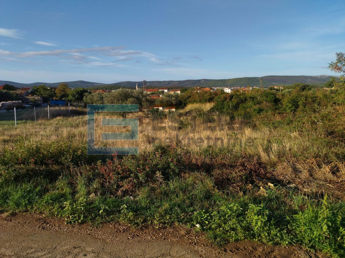 Prodaja građevinskog zemljišta za gradnju 6 stambenih jedinica