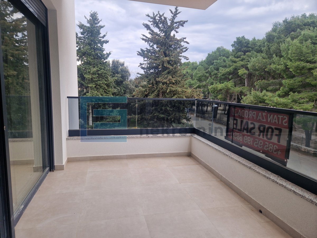 Apartman penthouse 77 m2 PRODAJA Pakoštane, 3s, 2. kat, krovna terasa, loggia, 2x parking, 300 m od mora