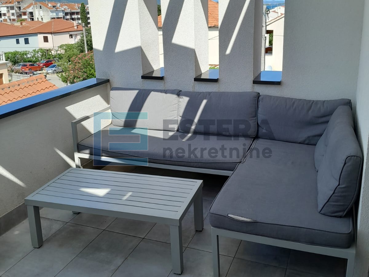 Kuća 244 m2 PRODAJA Biograd na Moru, 8 apartmana, bazen