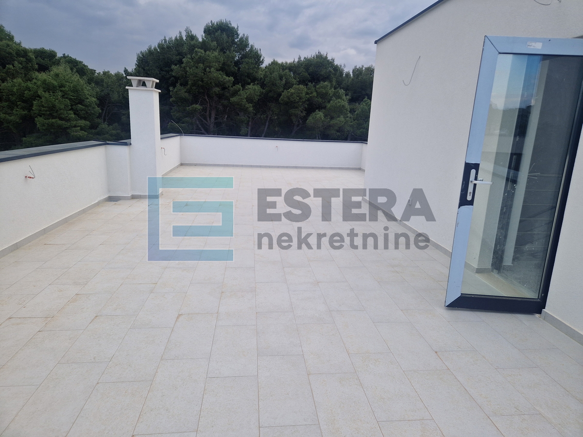 Apartman penthouse 77 m2 PRODAJA Pakoštane, 3s, 2. kat, krovna terasa, loggia, 2x parking, 300 m od mora