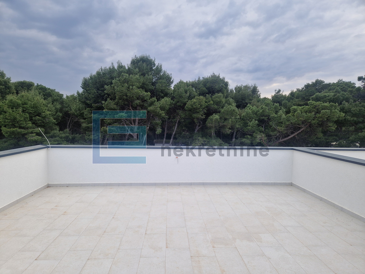 Apartman penthouse 77 m2 PRODAJA Pakoštane, 3s, 2. kat, krovna terasa, loggia, 2x parking, 300 m od mora