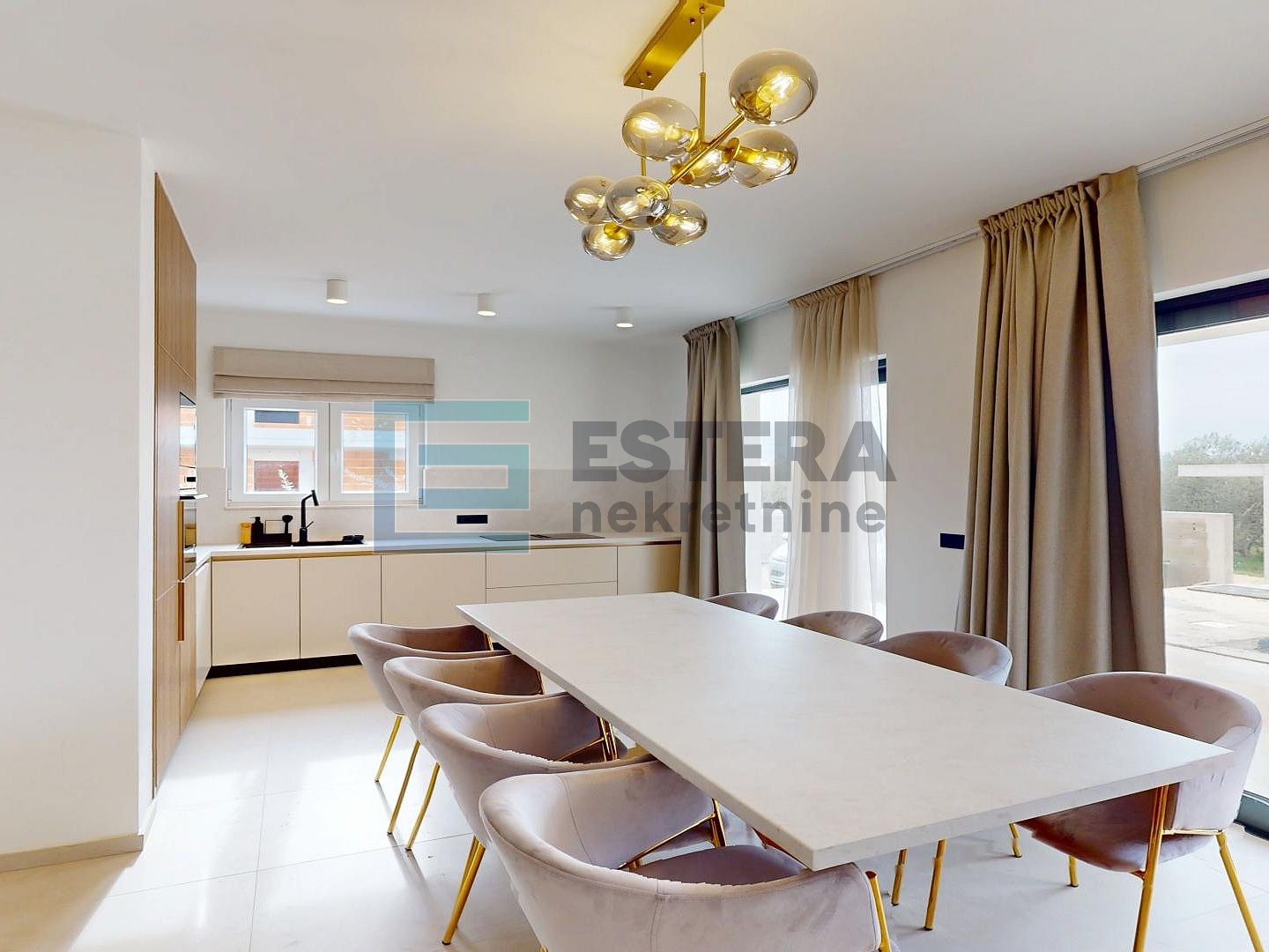 Villa sa bazenom i pogledom na more prodaja