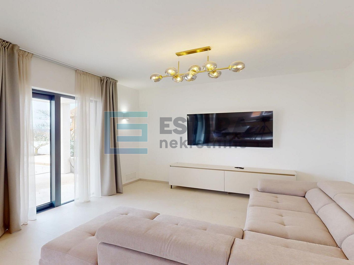 Villa sa bazenom i pogledom na more prodaja