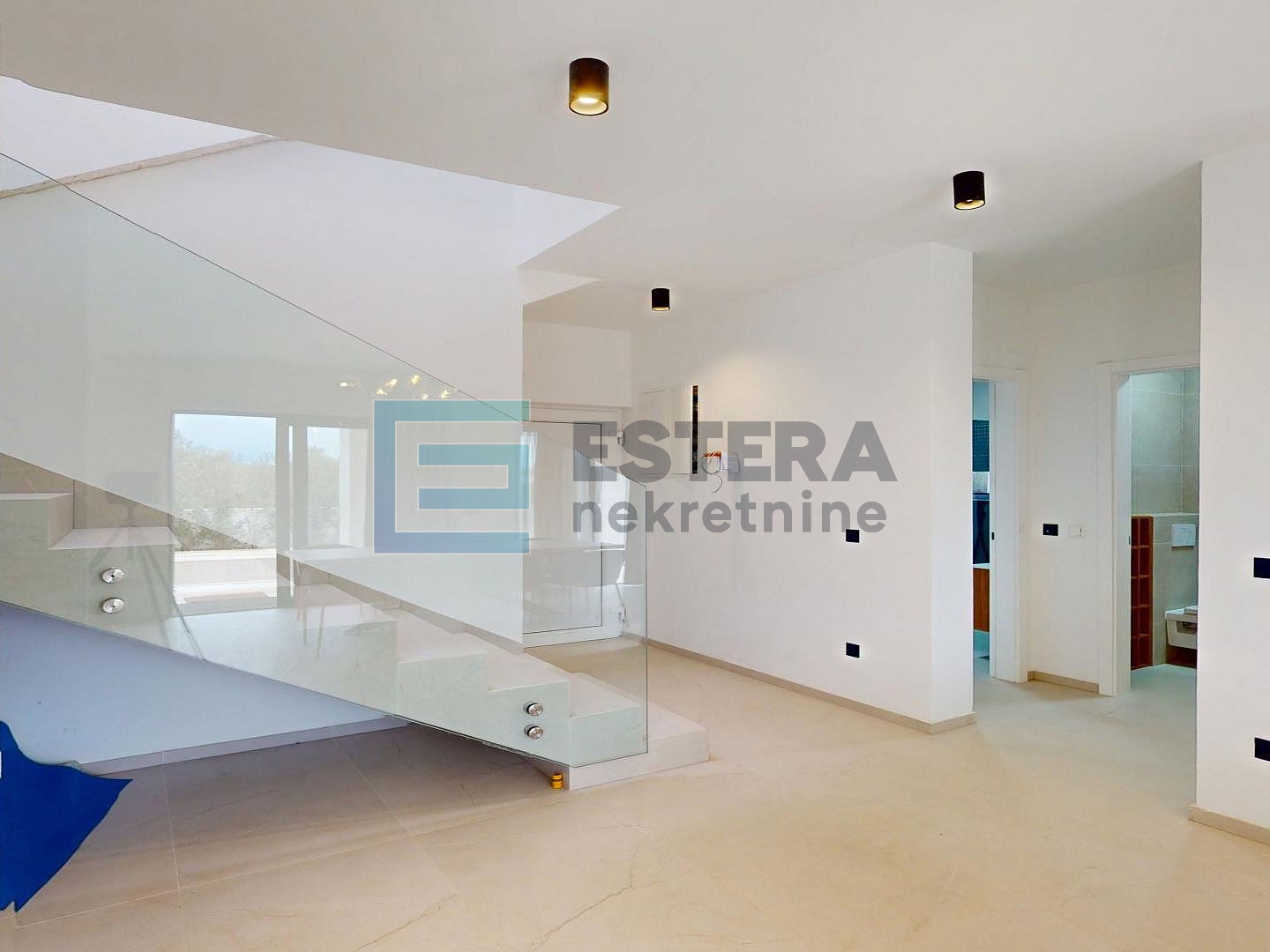 Villa sa bazenom i pogledom na more prodaja