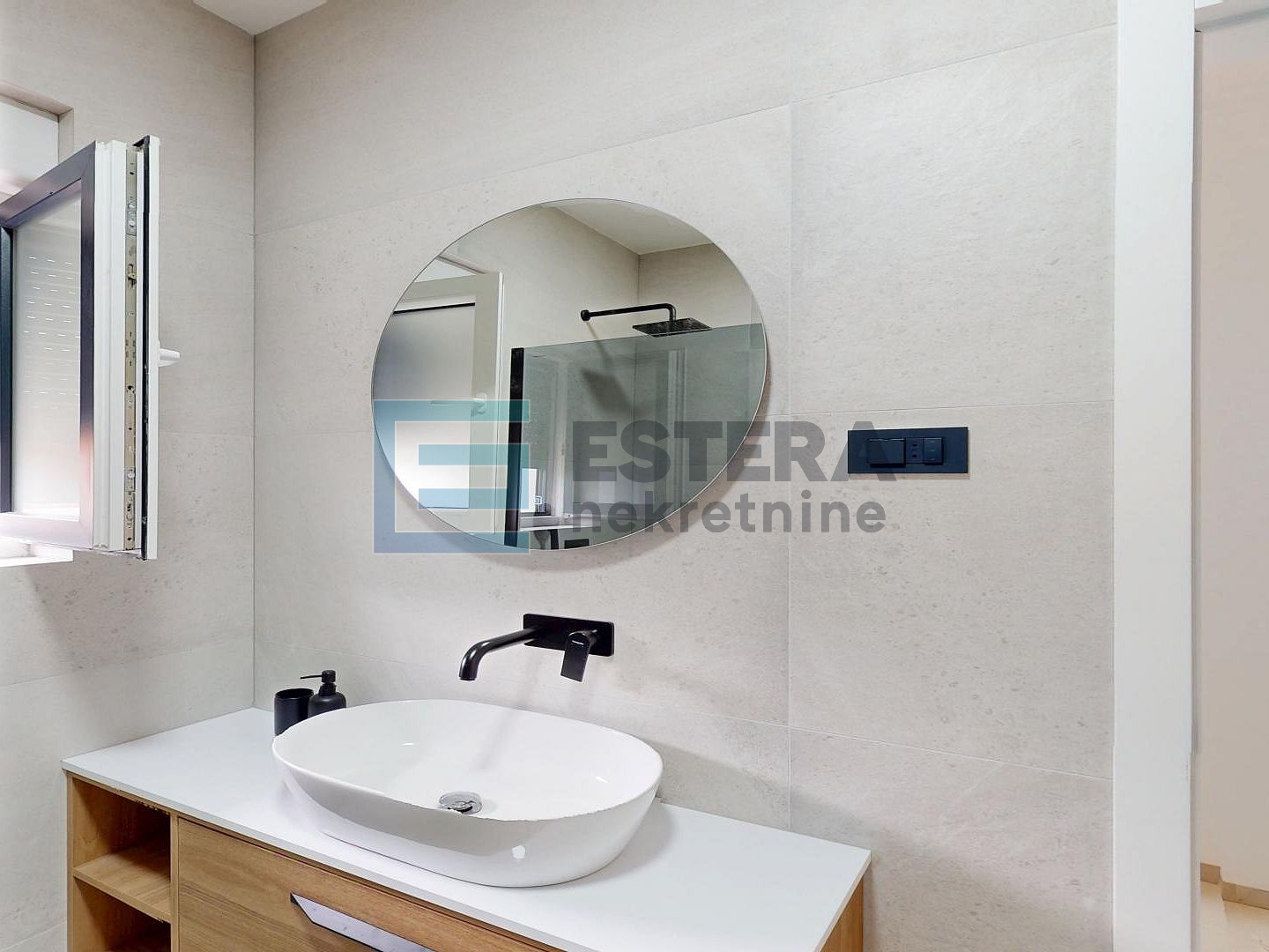 Villa sa bazenom i pogledom na more prodaja