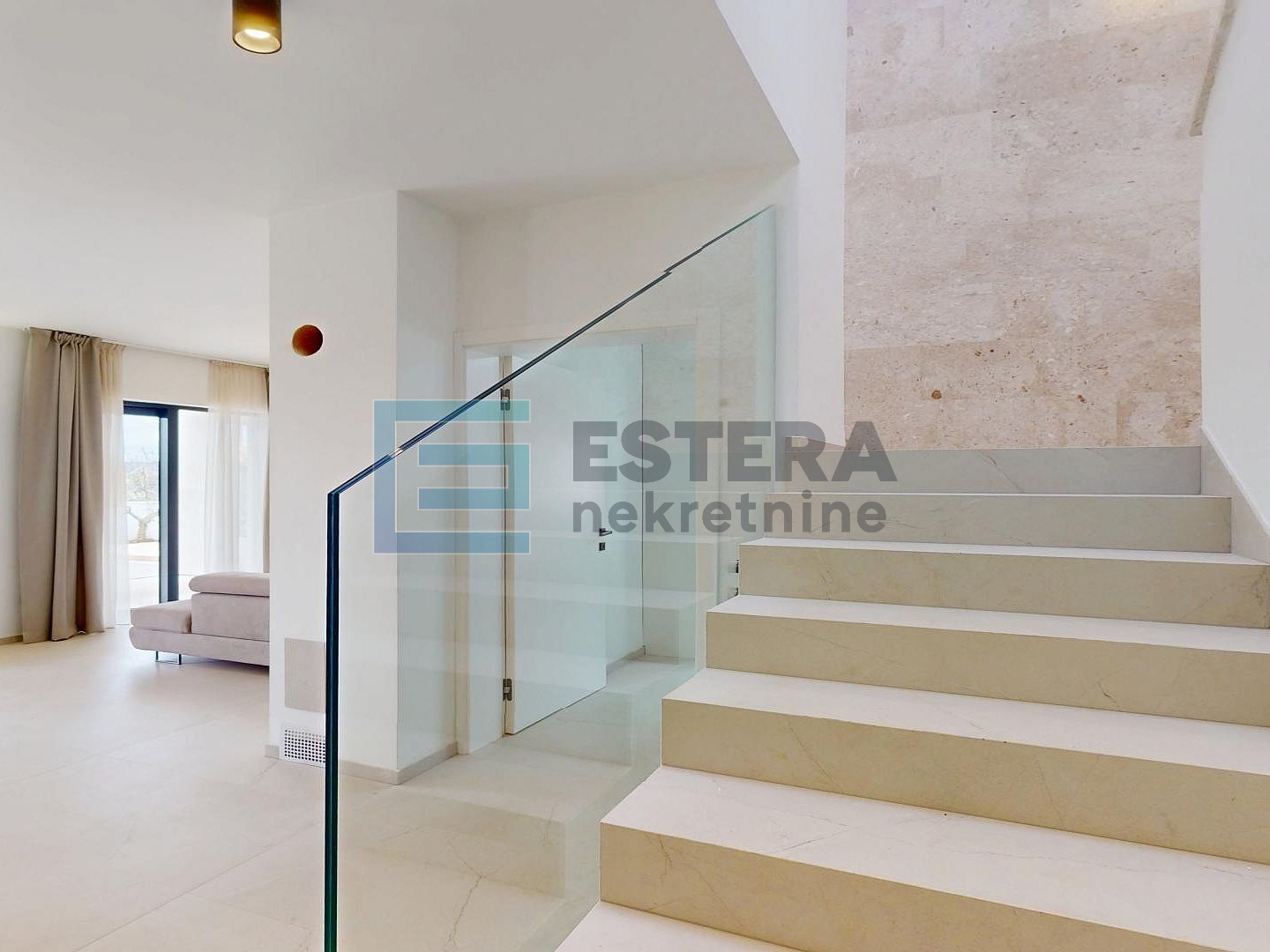 Villa sa bazenom i pogledom na more prodaja