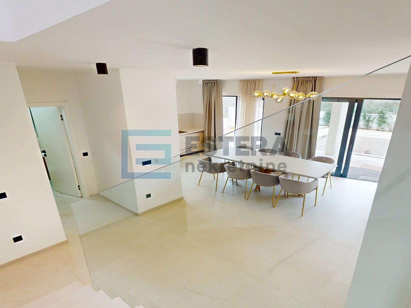 Villa sa bazenom i pogledom na more prodaja