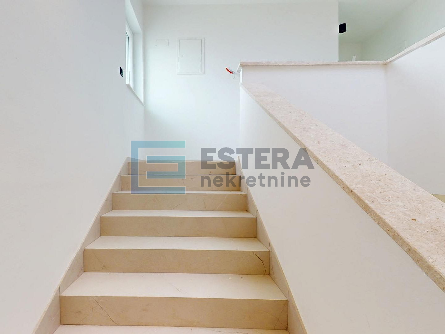 Villa sa bazenom i pogledom na more prodaja