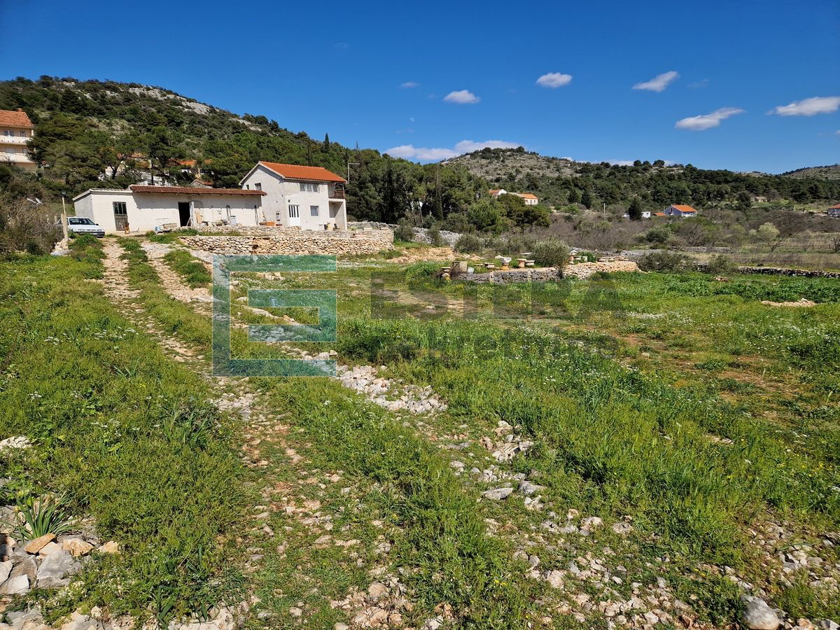 PRODAJA kuća 108 m2, Bilice, 2896 m2 građevinskog zemljišta