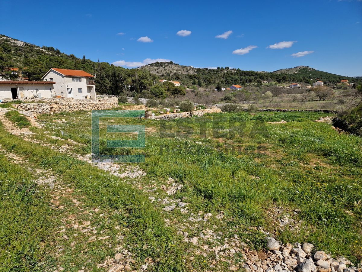 PRODAJA kuća 108 m2, Bilice, 2896 m2 građevinskog zemljišta