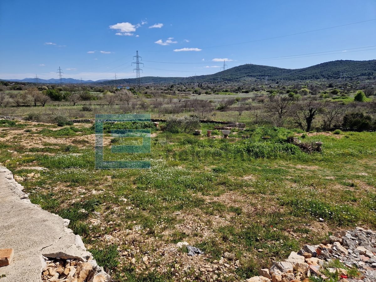 PRODAJA kuća 108 m2, Bilice, 2896 m2 građevinskog zemljišta