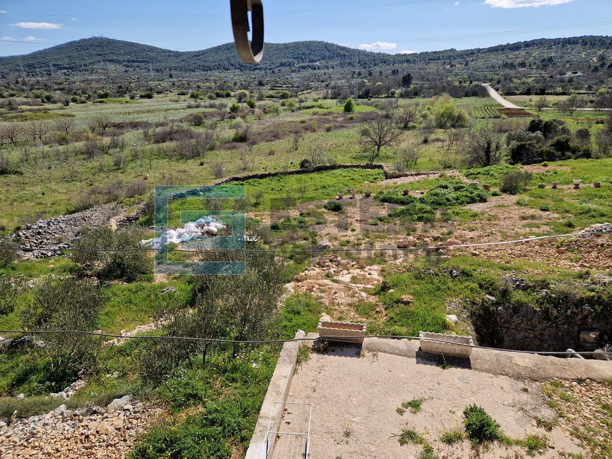 PRODAJA kuća 108 m2, Bilice, 2896 m2 građevinskog zemljišta