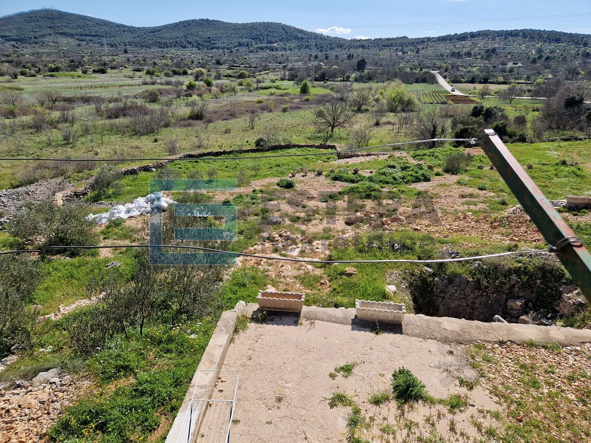 PRODAJA kuća 108 m2, Bilice, 2896 m2 građevinskog zemljišta