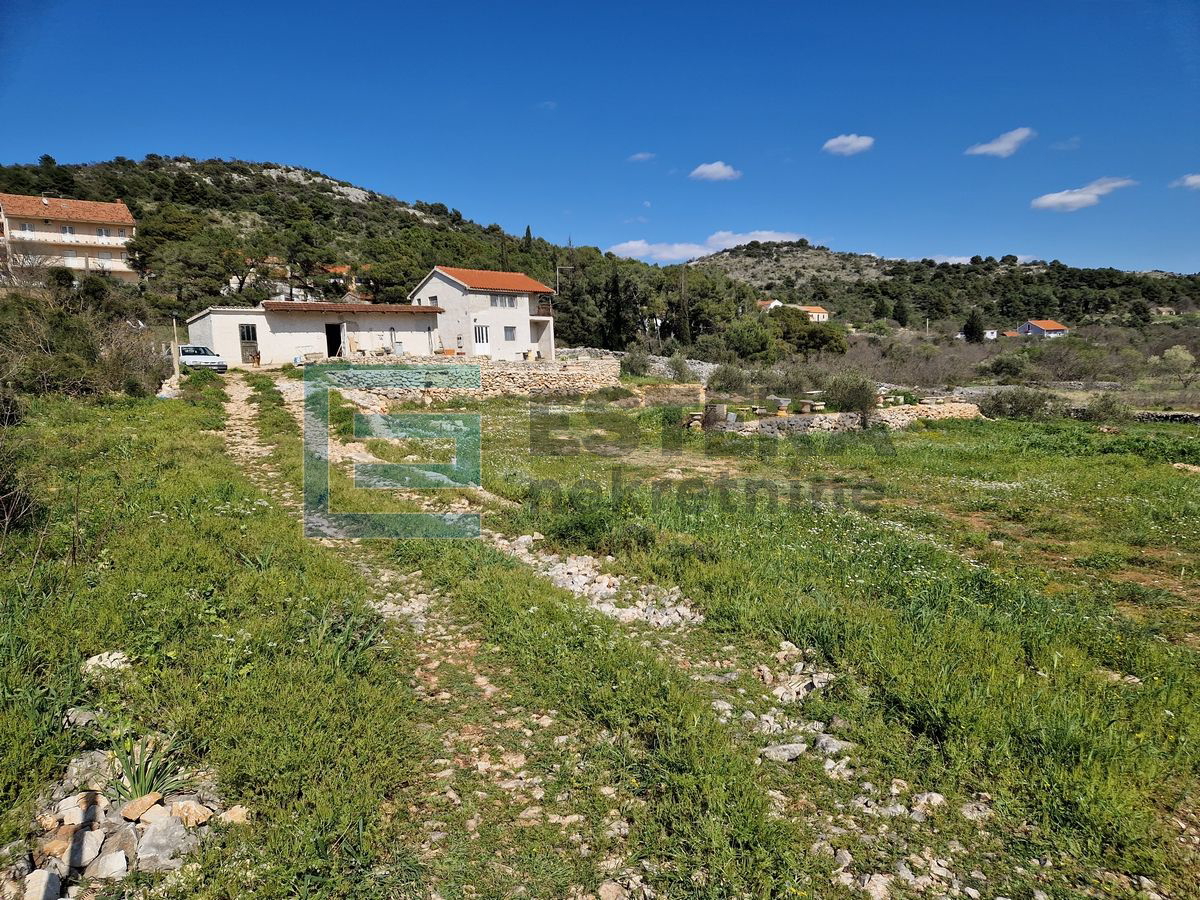 PRODAJA kuća 108 m2, Bilice, 2896 m2 građevinskog zemljišta