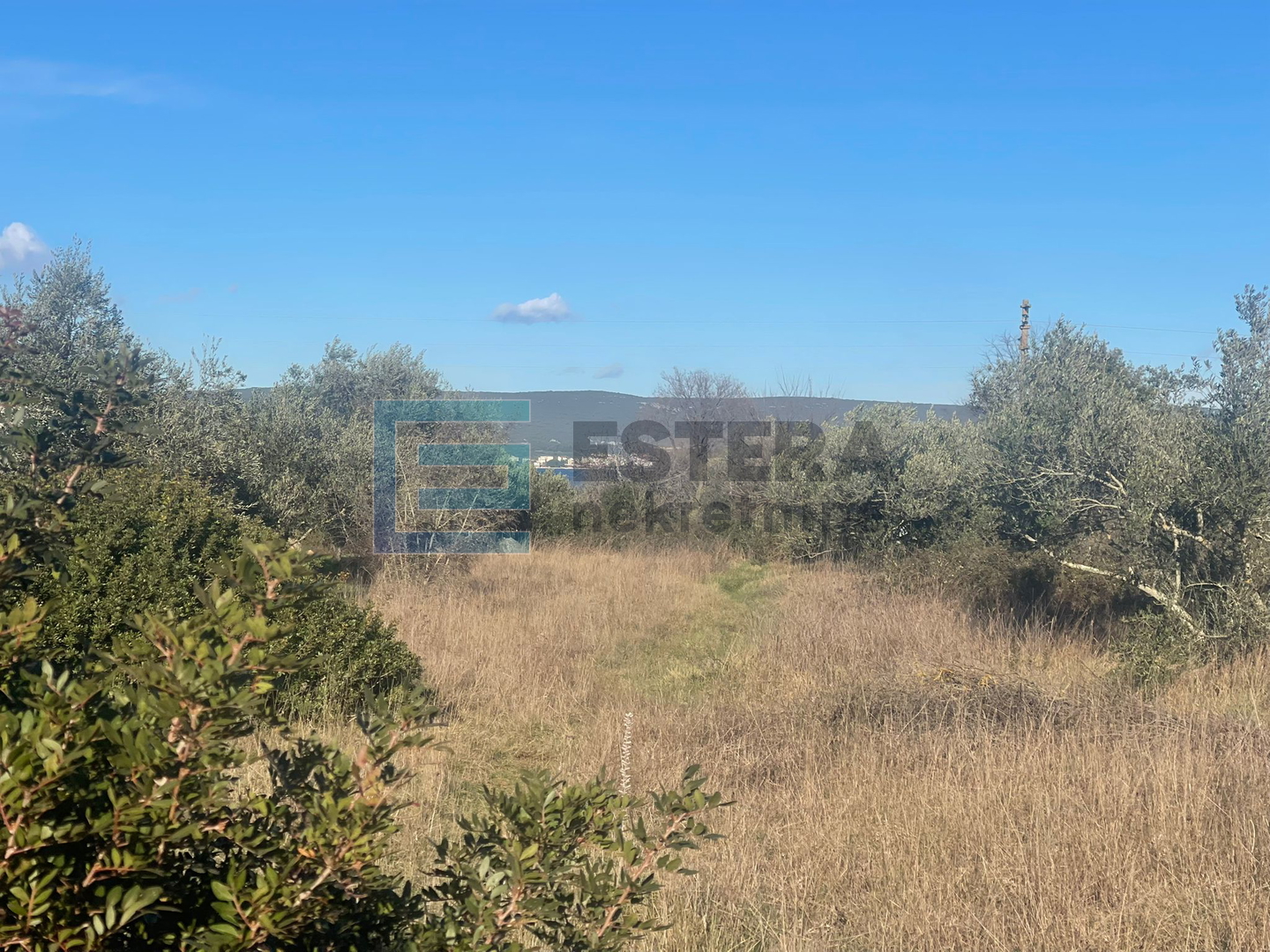 Građevinsko zemljište PRODAJA Mrljane, otok Ugljan 857 m2, 300 do mora