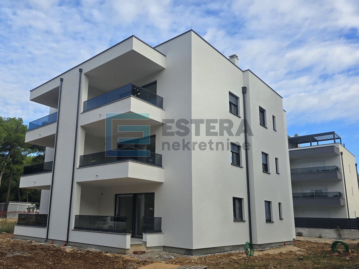 Apartman penthouse 77 m2 PRODAJA Pakoštane, 3s, 2. kat, krovna terasa, loggia, 2x parking, 300 m od mora