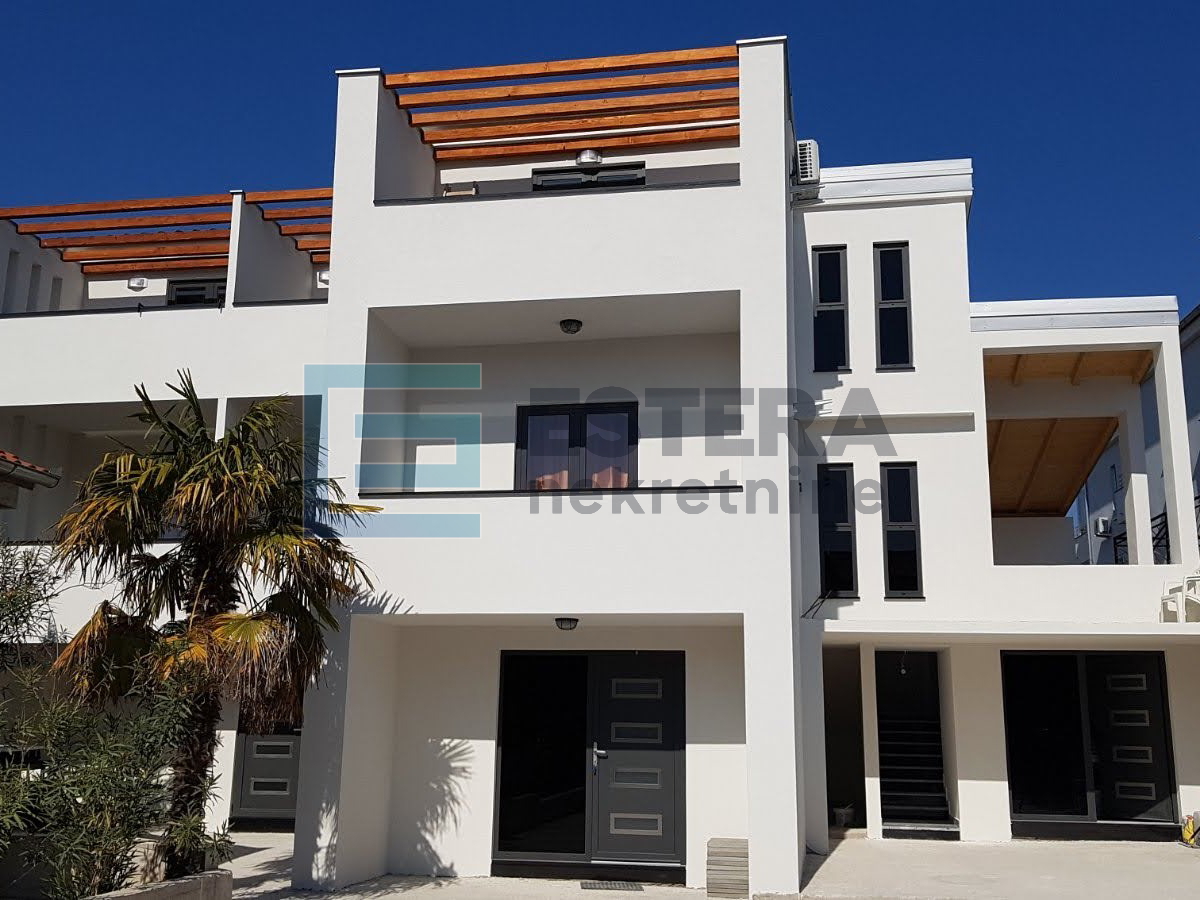Kuća 244 m2 PRODAJA Biograd na Moru, 8 apartmana, bazen