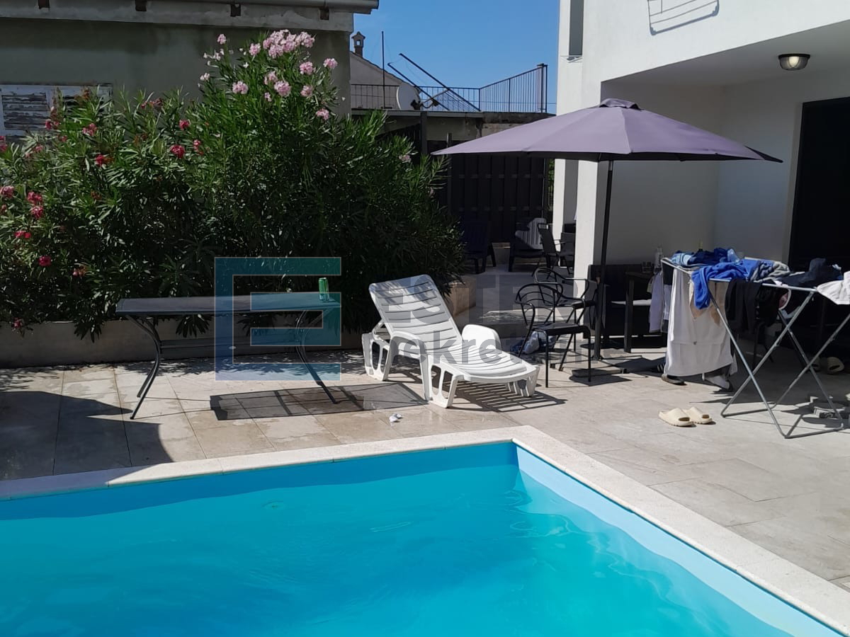 Kuća 244 m2 PRODAJA Biograd na Moru, 8 apartmana, bazen