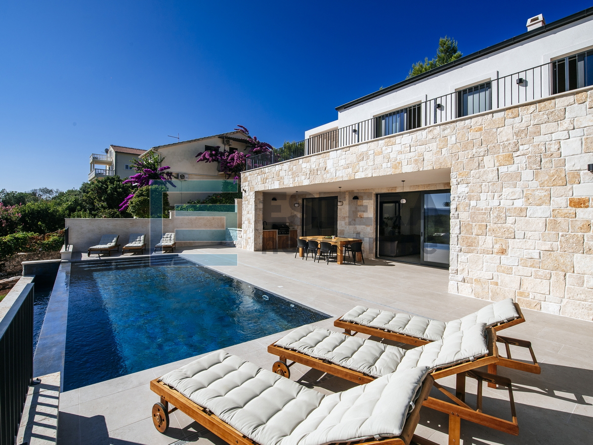 Vila s bazenom i pogledom na more PRODAJA, otok Iž, 100 m od mora