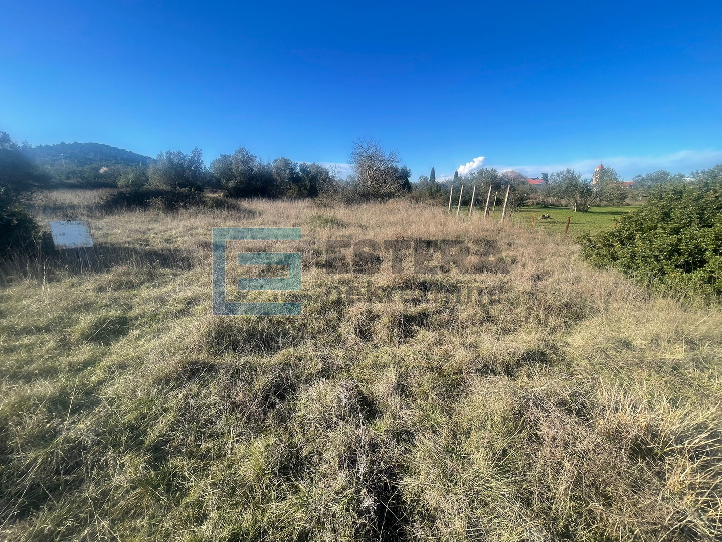 Građevinsko zemljište PRODAJA Mrljane, otok Ugljan 857 m2, 300 do mora