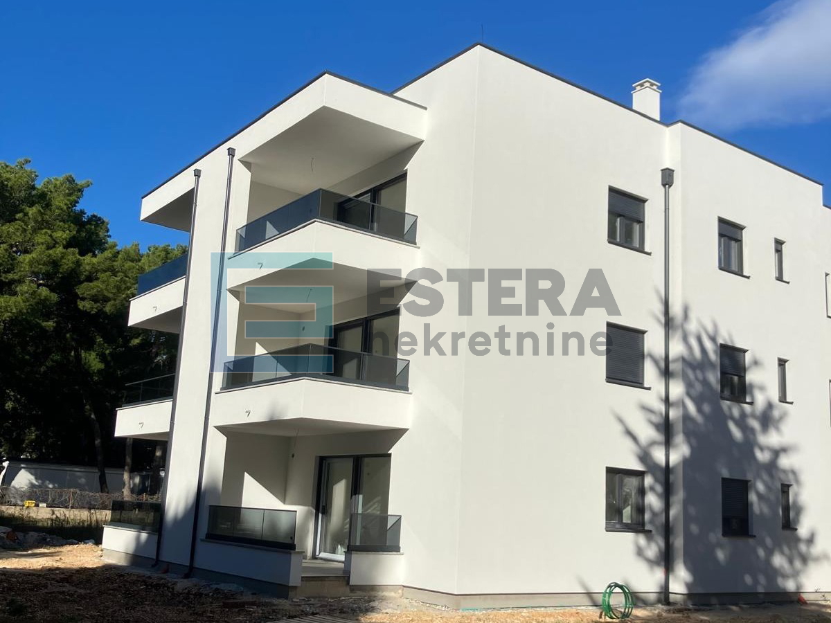Apartman penthouse 77 m2 PRODAJA Pakoštane, 3s, 2. kat, krovna terasa, loggia, 2x parking, 300 m od mora
