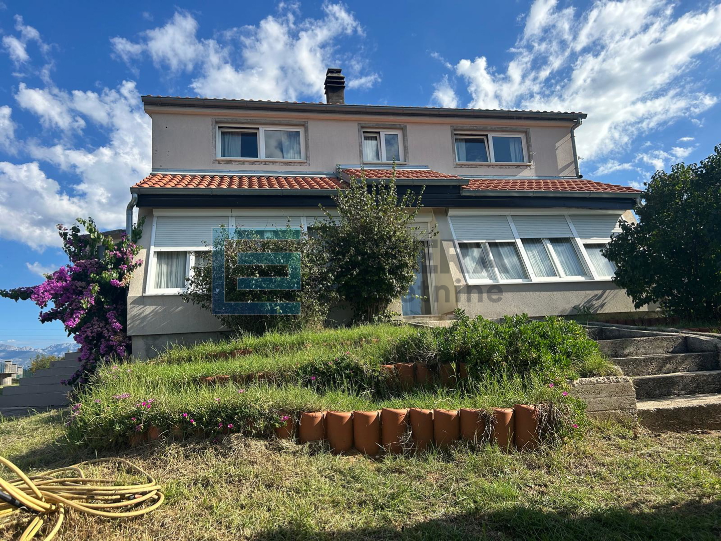 Kuća s bazenom i velikom okućnicom PRODAJA blizina Zadra