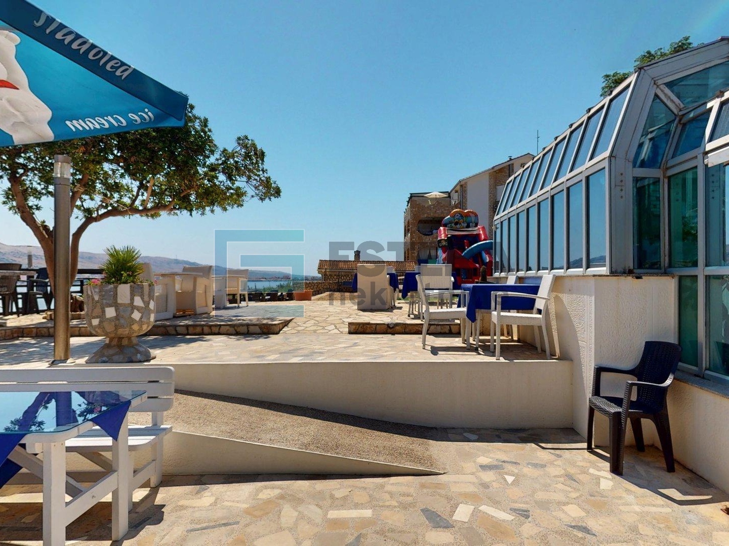 PRODAJA hotel 18 soba, 3*, Pag, pogled na more, 10 m od mora