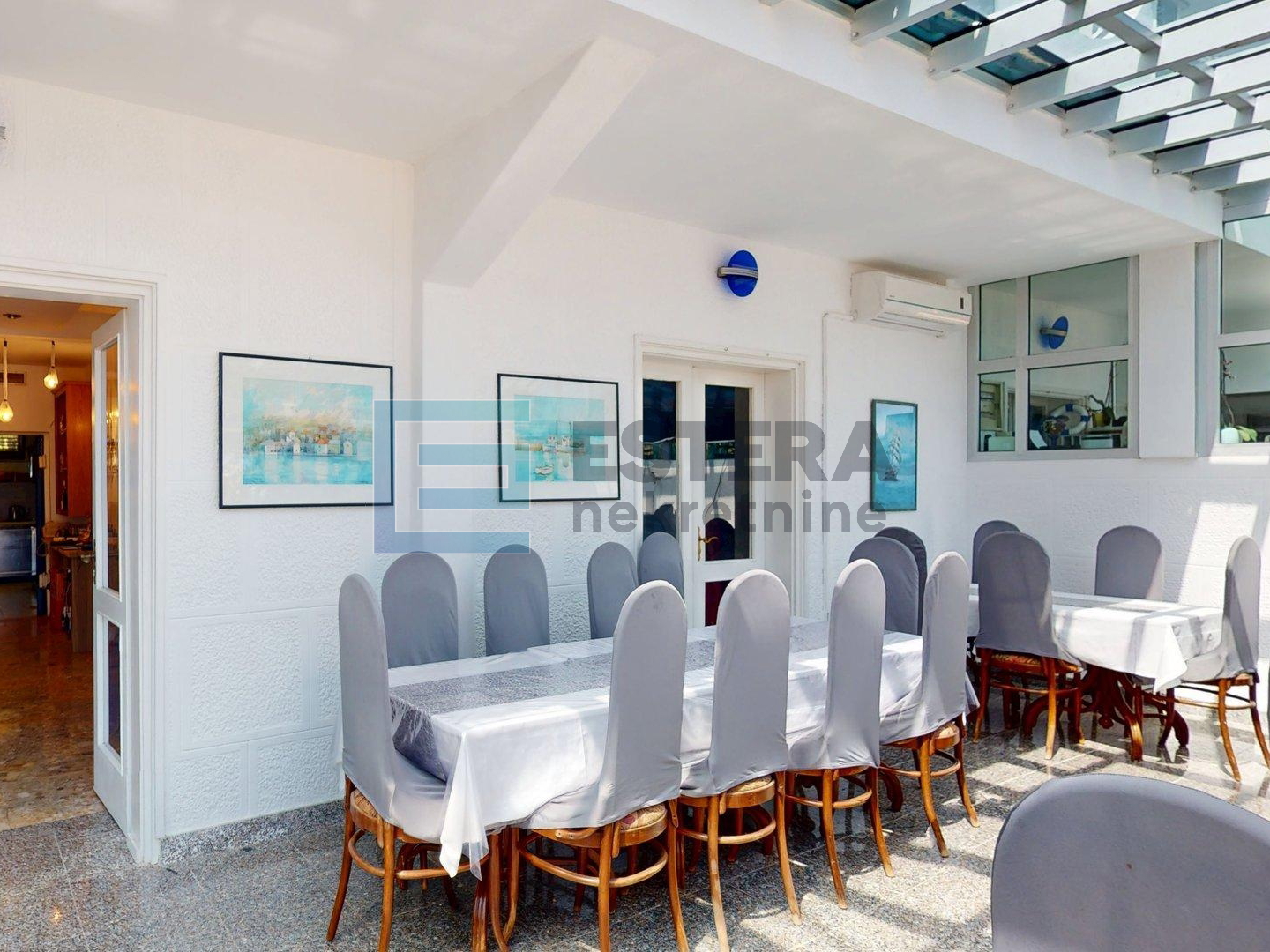 PRODAJA hotel 18 soba, 3*, Pag, pogled na more, 10 m od mora