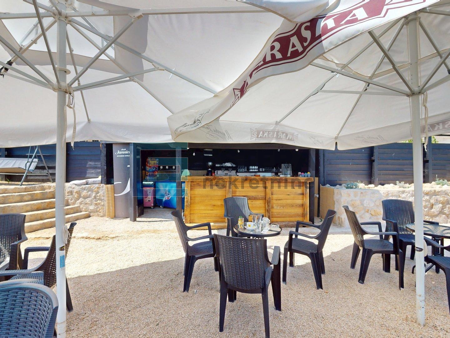 PRODAJA hotel 18 soba, 3*, Pag, pogled na more, 10 m od mora